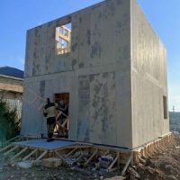 Завершён монтаж коробки двухэтажного дома из СИП панелей в г. Севастополь на мысе Фиолент.